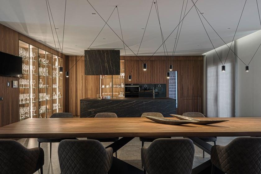 TM Italia Cucine Линейная кухня с островом и внутристенной витриной sun-id-1433471 - Вид №1