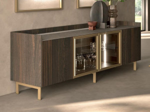 Шкаф из дерева и стекла с распашными дверями