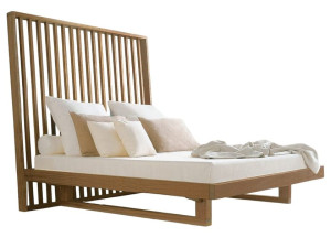 Двуспальная кровать из массива дерева с высоким изголовьем
