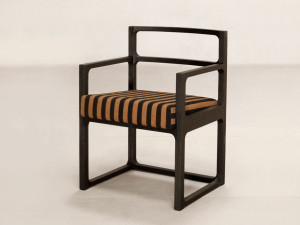 Деревянный стул с мягким сиденьем и подлокотниками