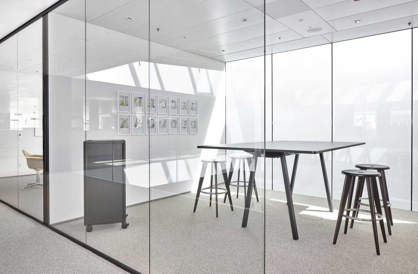 Стул из полипропилена со встроенной подушкой VITRA Eames Plastic Chair ARCH-00029064 - Вид №3