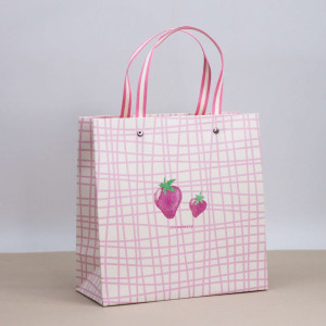 90822409 Пакет подарочный (XS) "Strawberry two" cell white 22х22х10 см STLM-0398133 NOBRAND