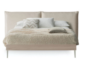 Двуспальная кровать с мягким изголовьем