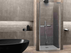 Алюминиевая и стеклянная нишевая душевая кабина с распашной дверью