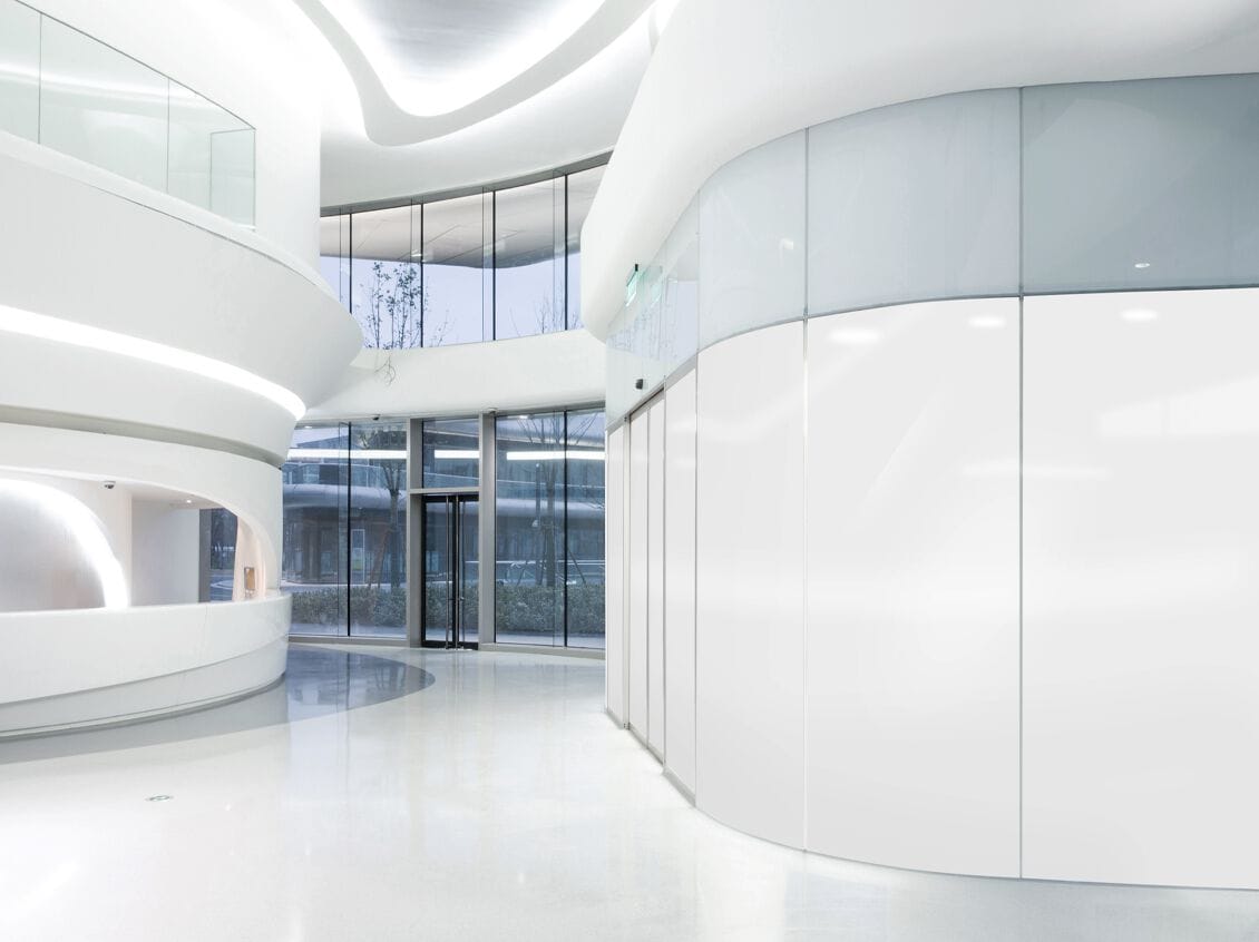 Изогнутая стеклянная стена с контролем конфиденциальности VITRIK Vitrik ® Privacy ARCH-00078080 - Вид №2