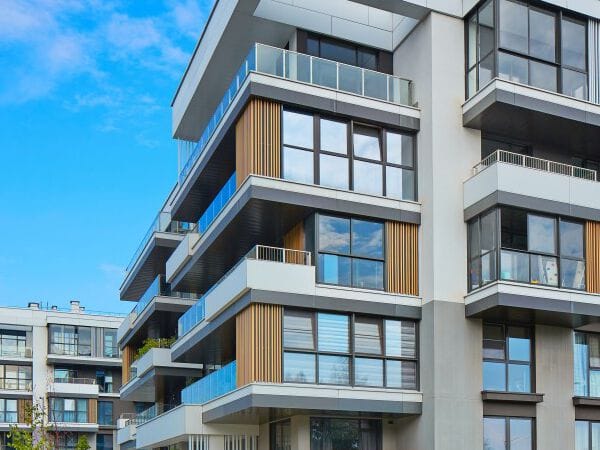 Алюминиевое створчатое окно с сердечником из ПВХ Veka ALUCONNECT ARCH-00108780