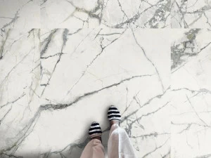 Imola Настенная / напольная плитка из керамогранита с эффектом мрамора The room