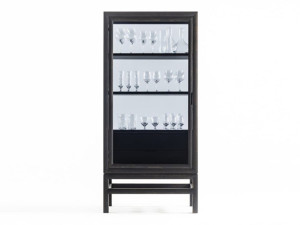 Деревянный и стеклянный шкаф с распашными дверцами