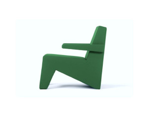 Тканевое кресло с подлокотниками