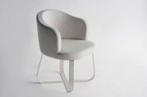 Тканевый стул с подлокотниками