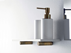 Полка для ванной комнаты с держателем для зубных щеток и дозатором мыла