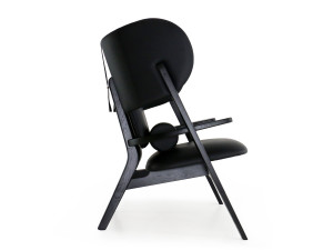 Кожаное кресло с высокой спинкой