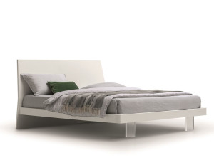 Деревянная двуспальная кровать