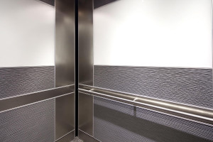 FSRT716 Интерьер лифта Levele-102 с индивидуальной компоновкой панелей; захватные панели из клееного алюминия с естественной патиной и рисунком травы, плавленого белого золота с отделкой из песчаника и стекла vivichrome chromis с белой прослойкой и покрыт