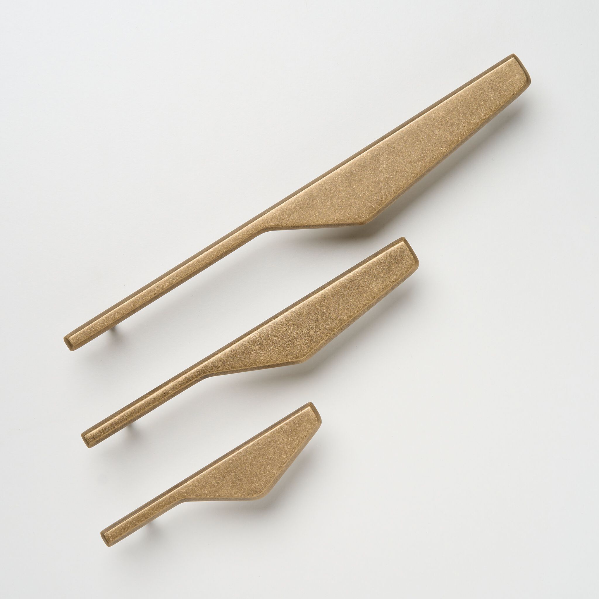 Латунная мебельная ручка Lo & Co Interiors Line Series ARCH-00084750 - Вид №3