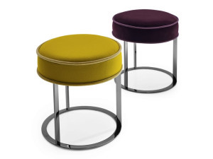 Низкий тканевый стул с мягким сиденьем