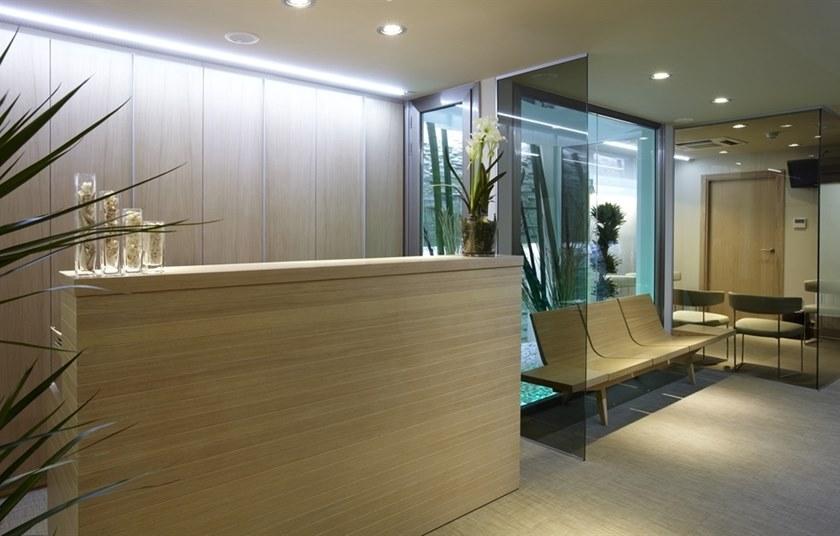 Andreu World 3-х местная скамейка из дуба со спинкой и столиками Trienal Bc7004 - Вид №2