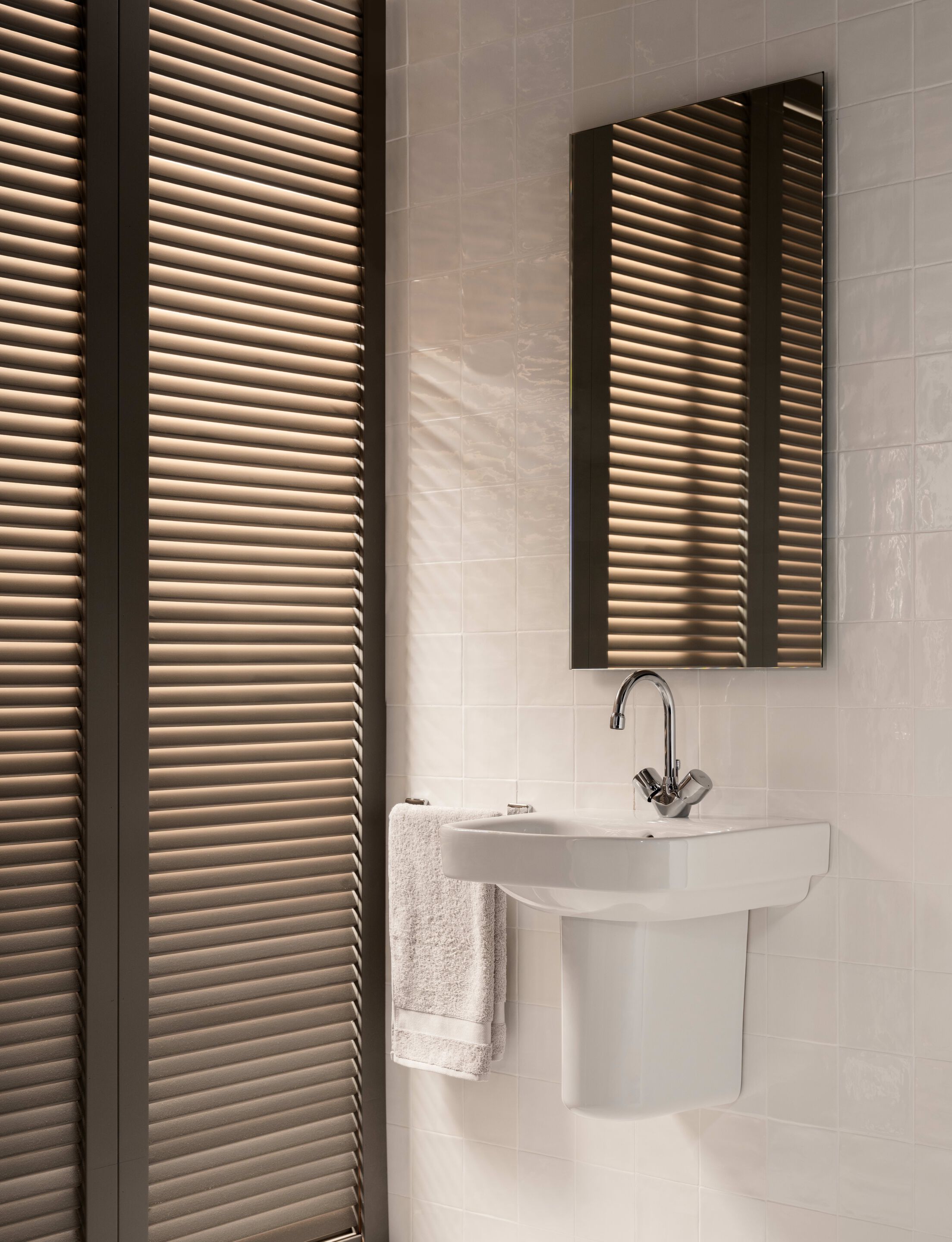 Фарфоровая подвесная раковина Roca Deva ARCH-00131122 - Вид №1