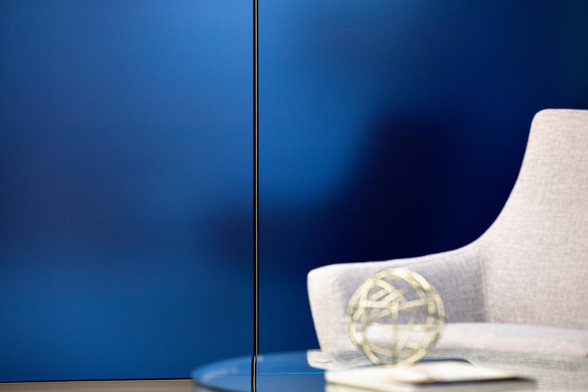 FSRT652 Деталь системы выравнивания стен с панелями из вивихромного хромового стекла с прослойкой индивидуального цвета, показанная в конфигурации отражения с отделкой pearlex + Forms-surfaces  - Вид №23