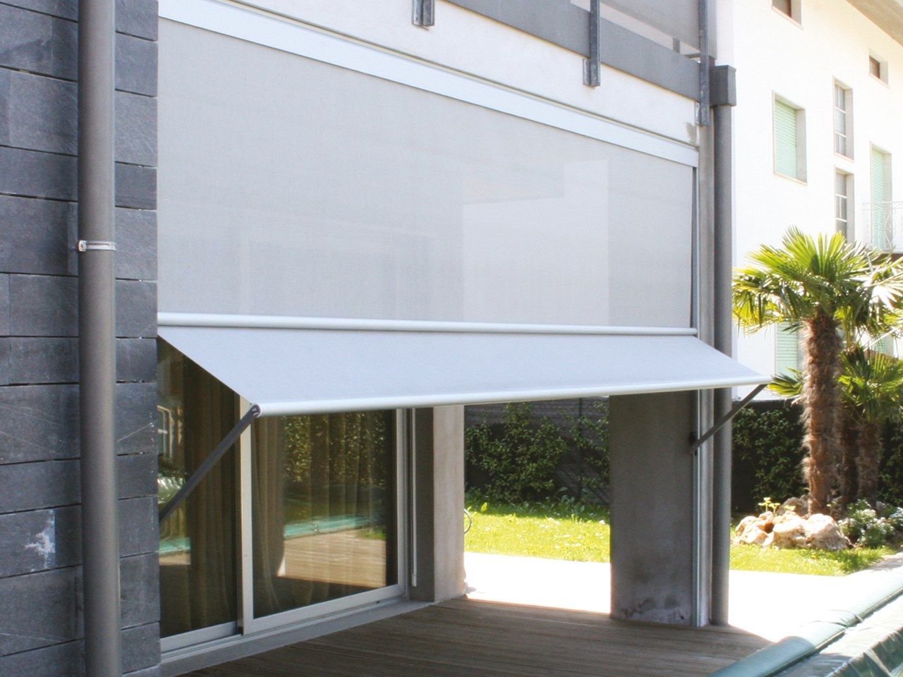 Моторизованный навес с боковыми направляющими RESSTENDE фасадные шторы ARCH-00081912 - Вид №1