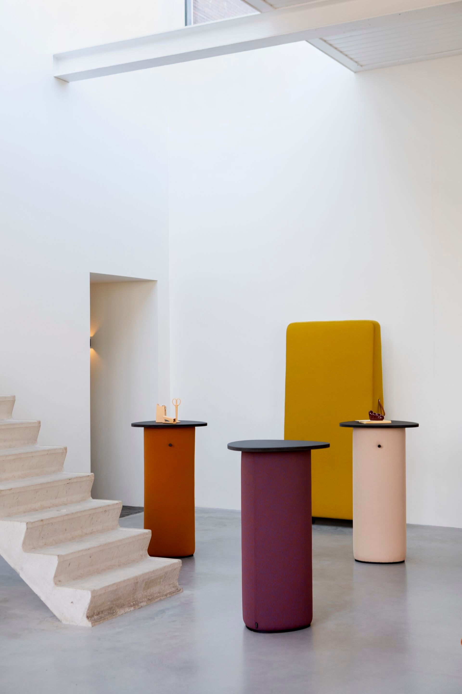 Высокий тканевый журнальный столик с деревянной столешницей Cascando Pully ARCH-00010986 - Вид №4