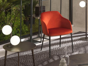 Кресло с подлокотниками