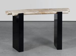 Травертин и деревянная консоль