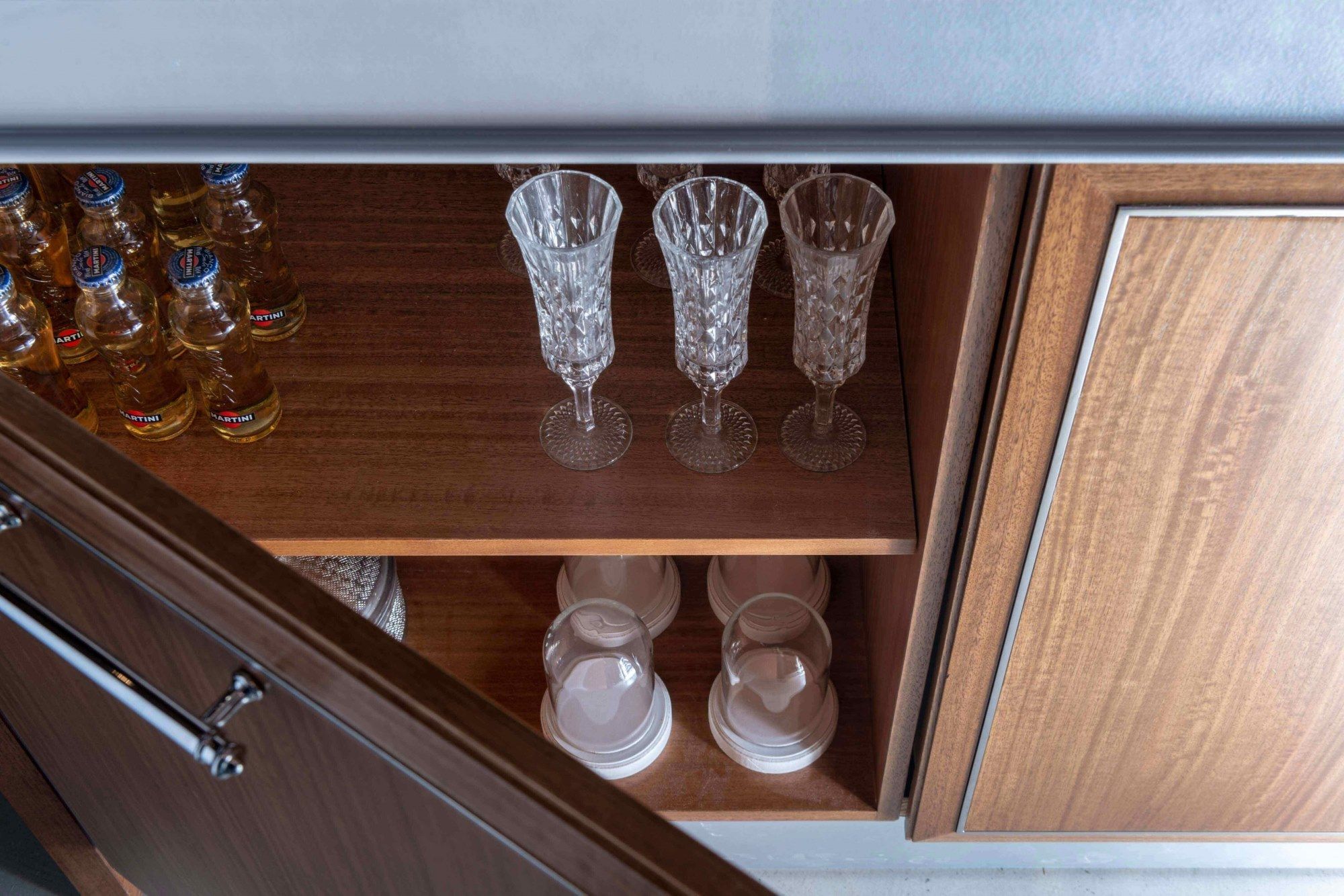 Кухня из эвкалипта с ручками на заказ с полуостровом Martini Interiors эссенция ARCH-00072314 - Вид №2