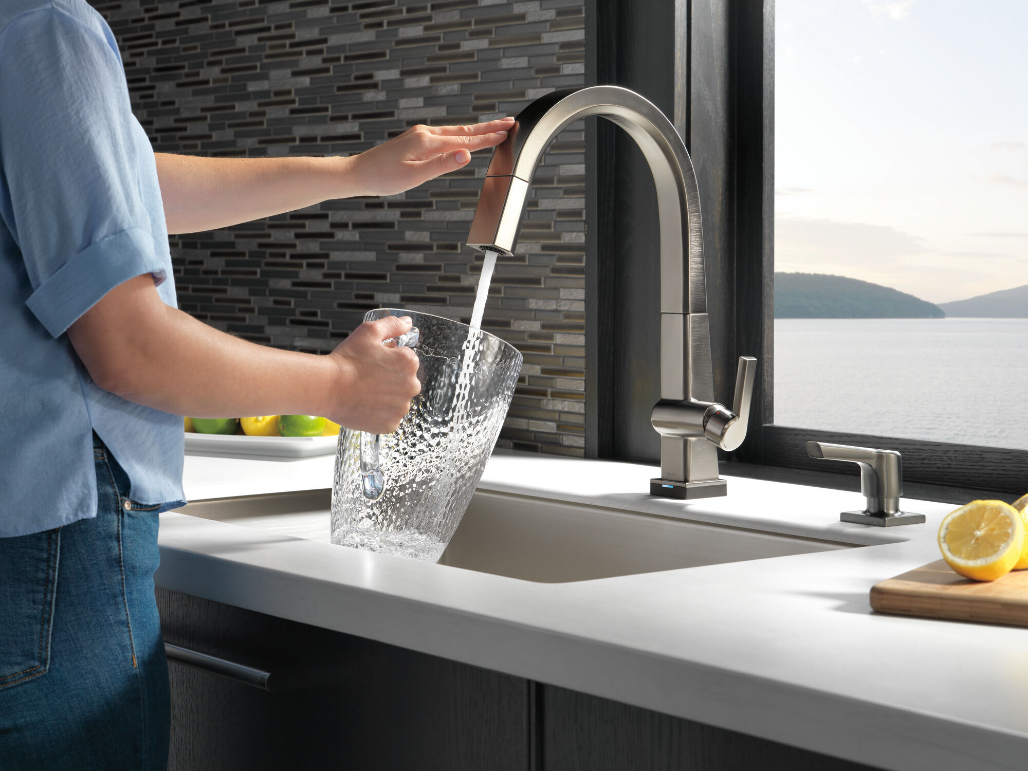 RP91950KS Дозатор мыла / лосьона Delta Faucet Pivotal Черный нержавеющий  - Вид №1