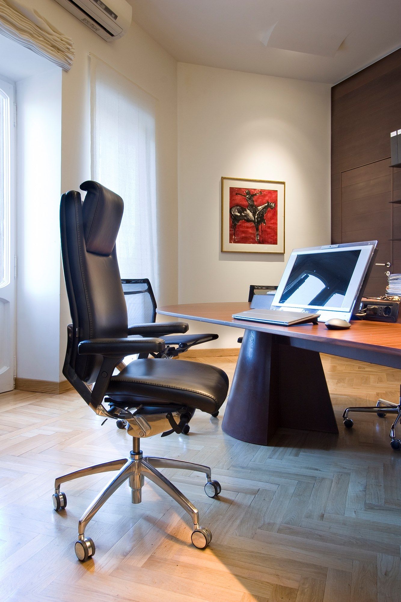 Кожаное вращающееся офисное кресло SITIA Black Or White ARCH-00143591 - Вид №2