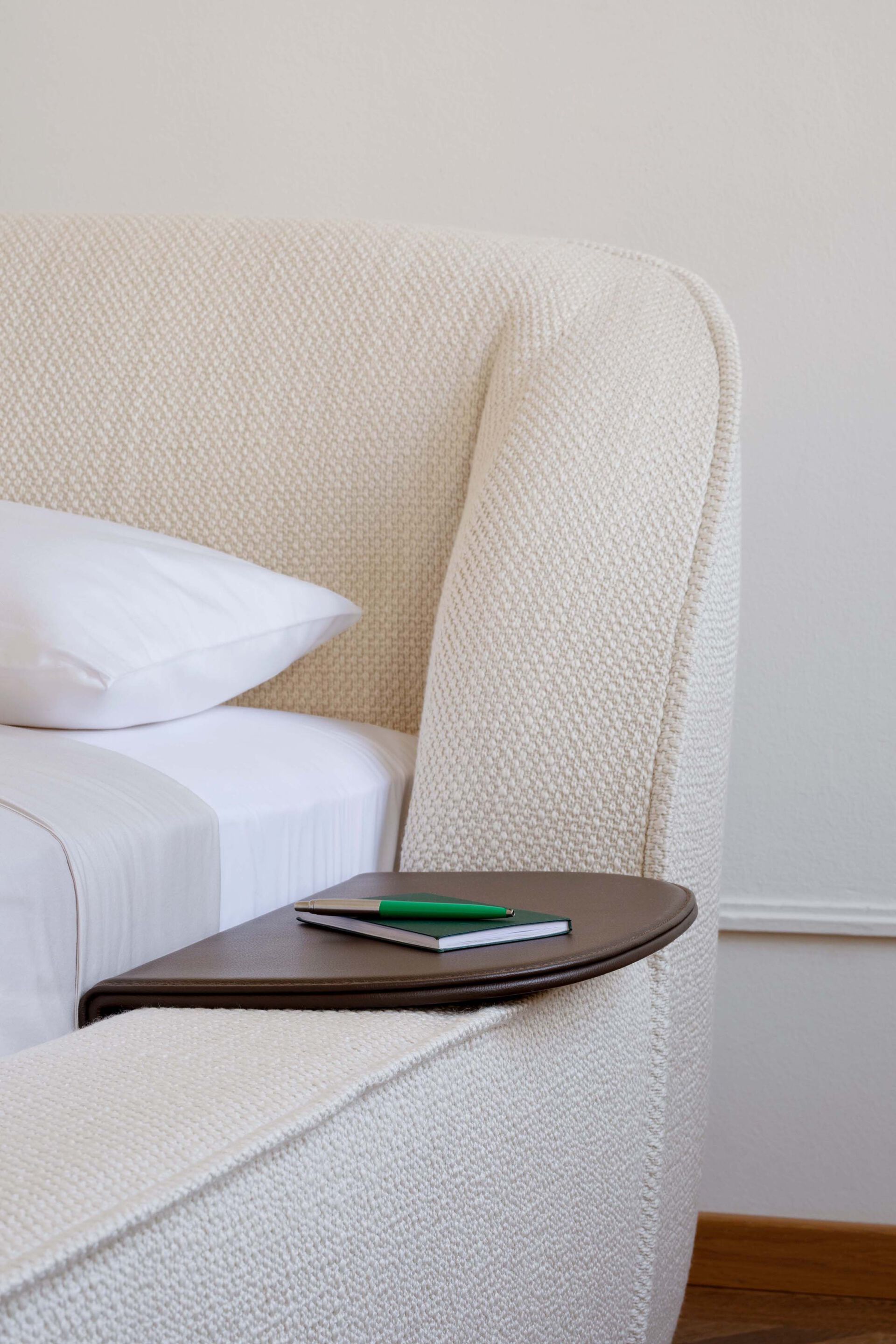 Двуспальная мягкая кровать из ткани Wittmann Bun ARCH-00103347 - Вид №2