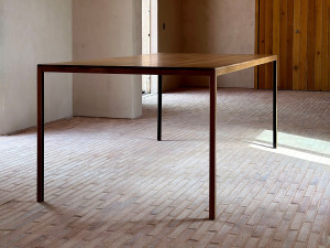 Деревянный стол