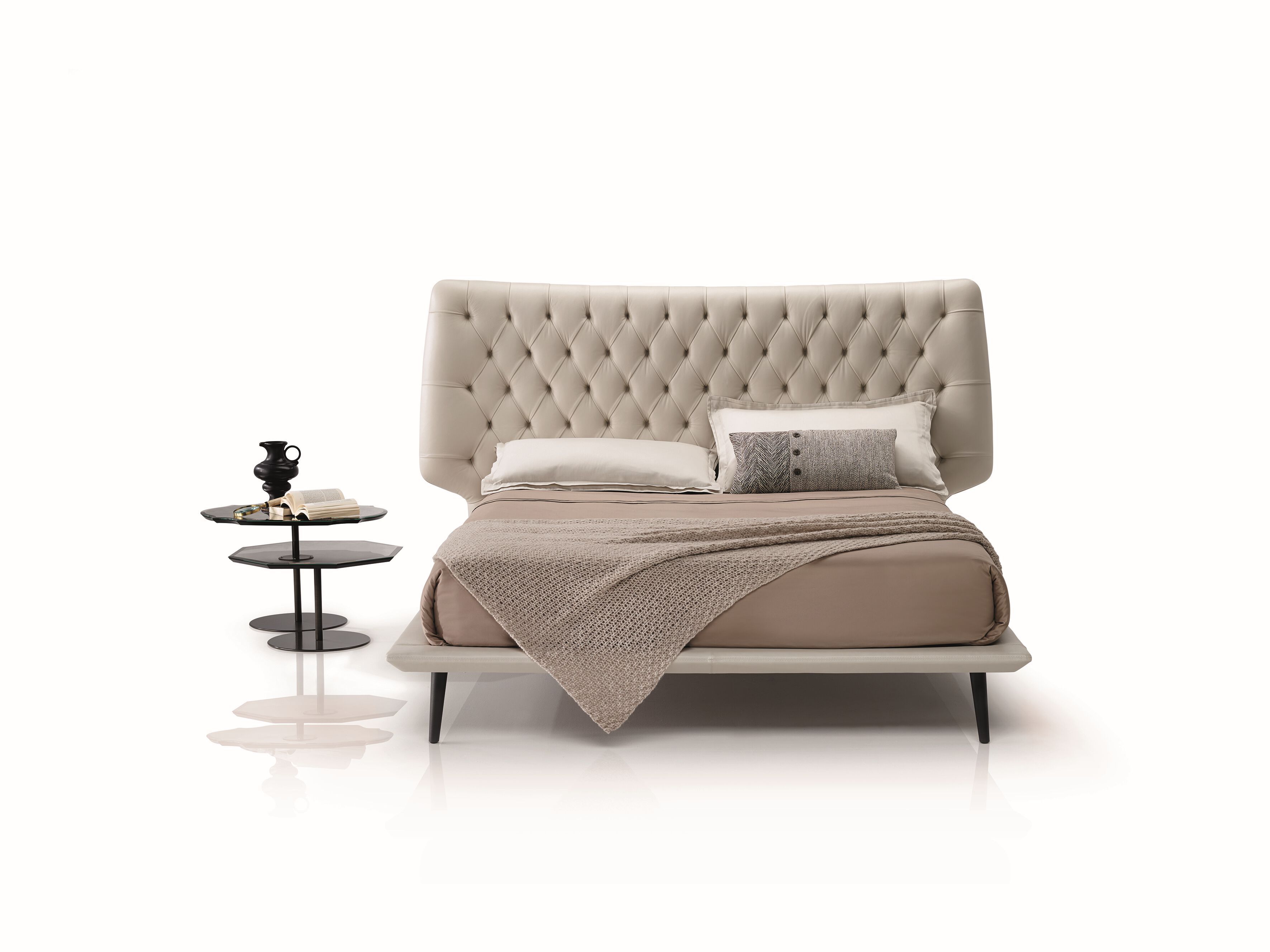 Двуспальная кровать с капитонным изголовьем Natuzzi Italia DOLCEVITA ARCH-00002922