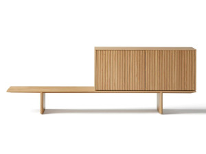 Деревянный шкаф с распашными дверями