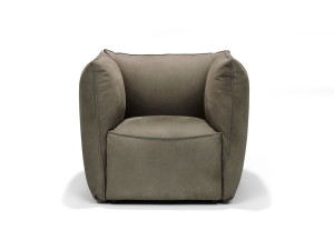 Кожаное кресло с подлокотниками