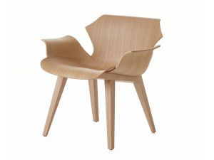 Деревянный стул с подлокотниками