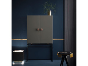 Высокий шкаф для ванной комнаты с дверцами