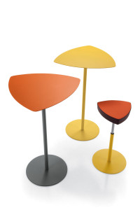 Высокий треугольный стол