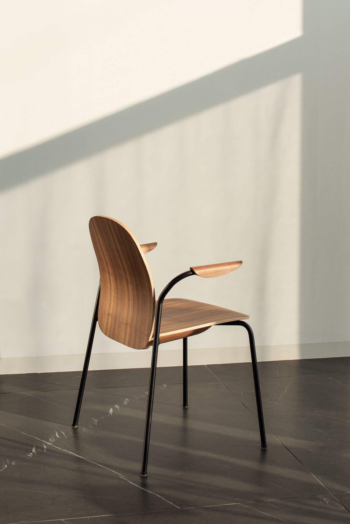 Штабелируемый стул из грецкого ореха с подлокотниками Gazzda Book ARCH-00126870 - Вид №21