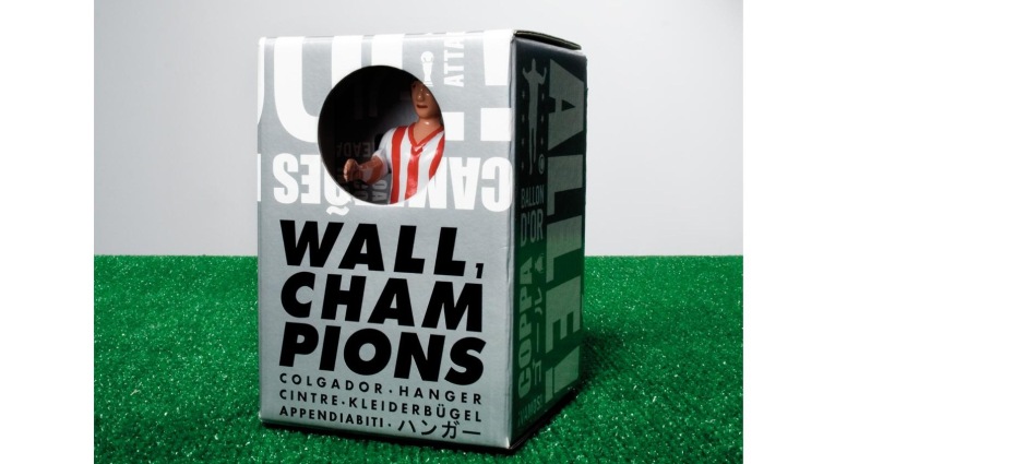 057809 Вешалка 1, серебряный футболист RS Barcelona Champions Santreyd  - Вид №2