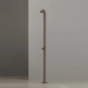 Свободно стоящий душ на открытом воздухе в AISI 316L из нержавеющей стали, Corten отделкой. Выход диск с дождевой струей в Delrin® черных матовый, контролируется прогрессивным смесителем сбора креста в черном алмазе матовой  BLD03 CEADESIGN