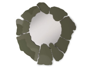 Настенное зеркало с лакированной рамкой