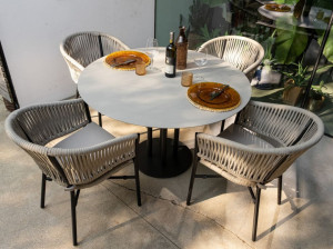 Круглый садовый стол