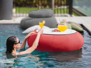 Круглый низкий садовый столик