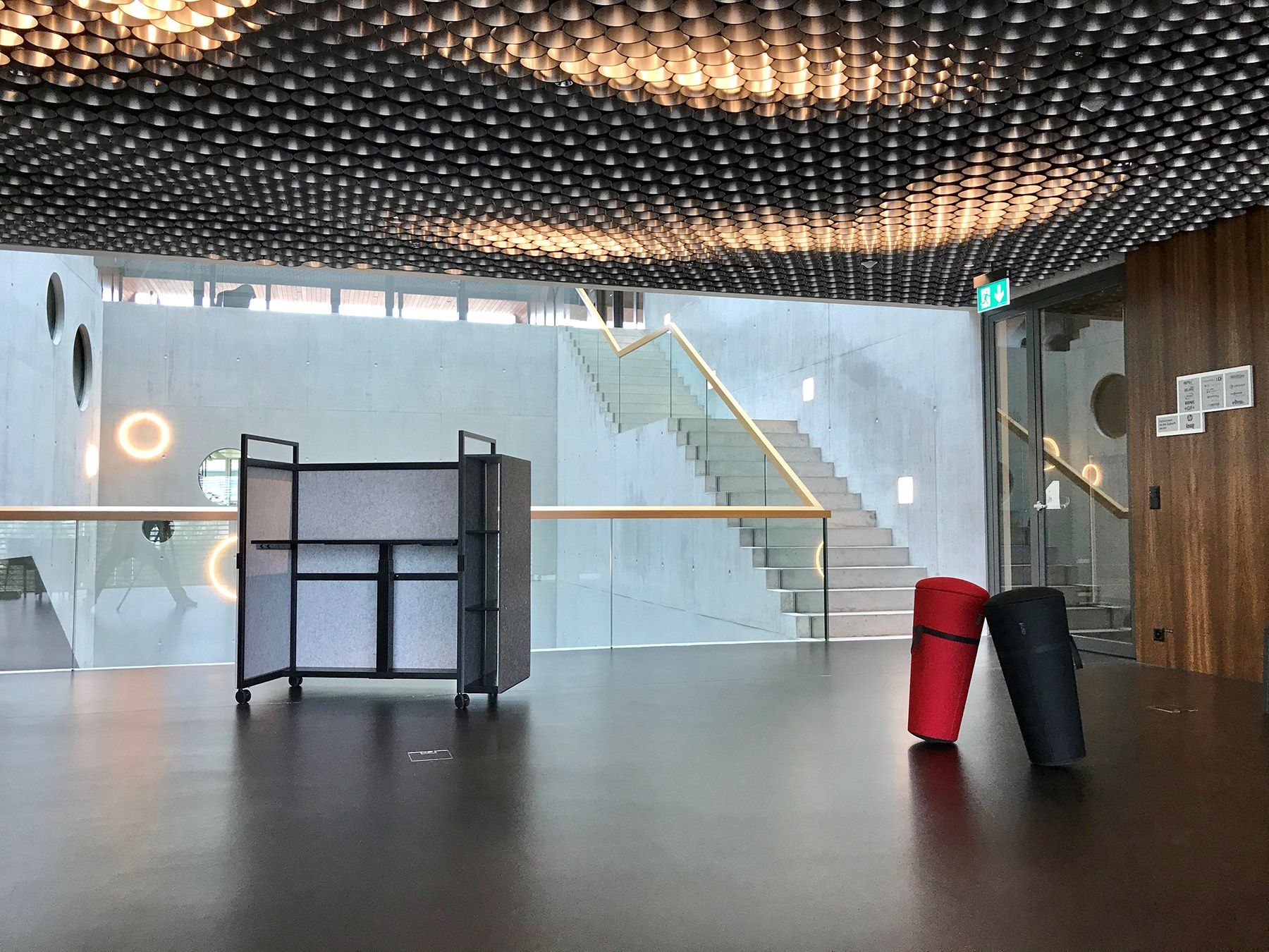 Рециркулированный ПЭТ регулируемая высота стол на колесах с электрической розеткой ECHOJAZZ MCART ARCH-00131553 - Вид №7