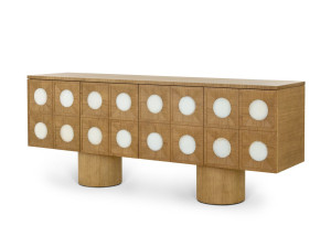 Деревянный шкаф с распашными дверями