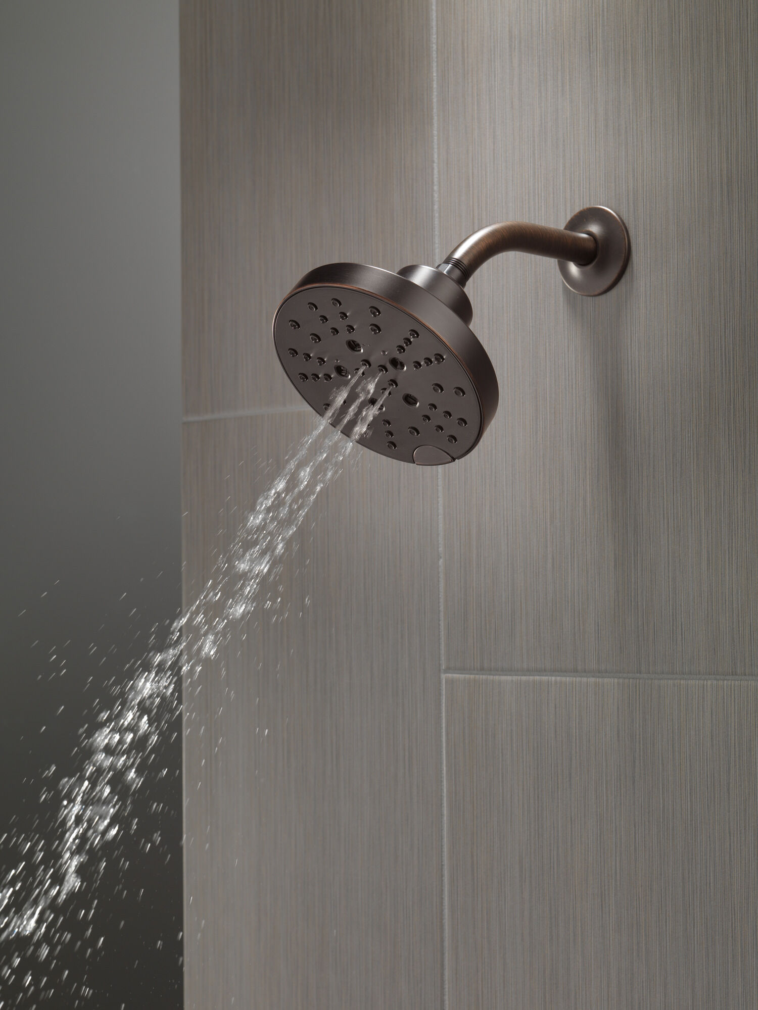 52668-RB H2Okinetic® Современная душевая лейка Raincan с 5 настройками Delta Faucet Universal Showering Венецианская бронза  - Вид №6