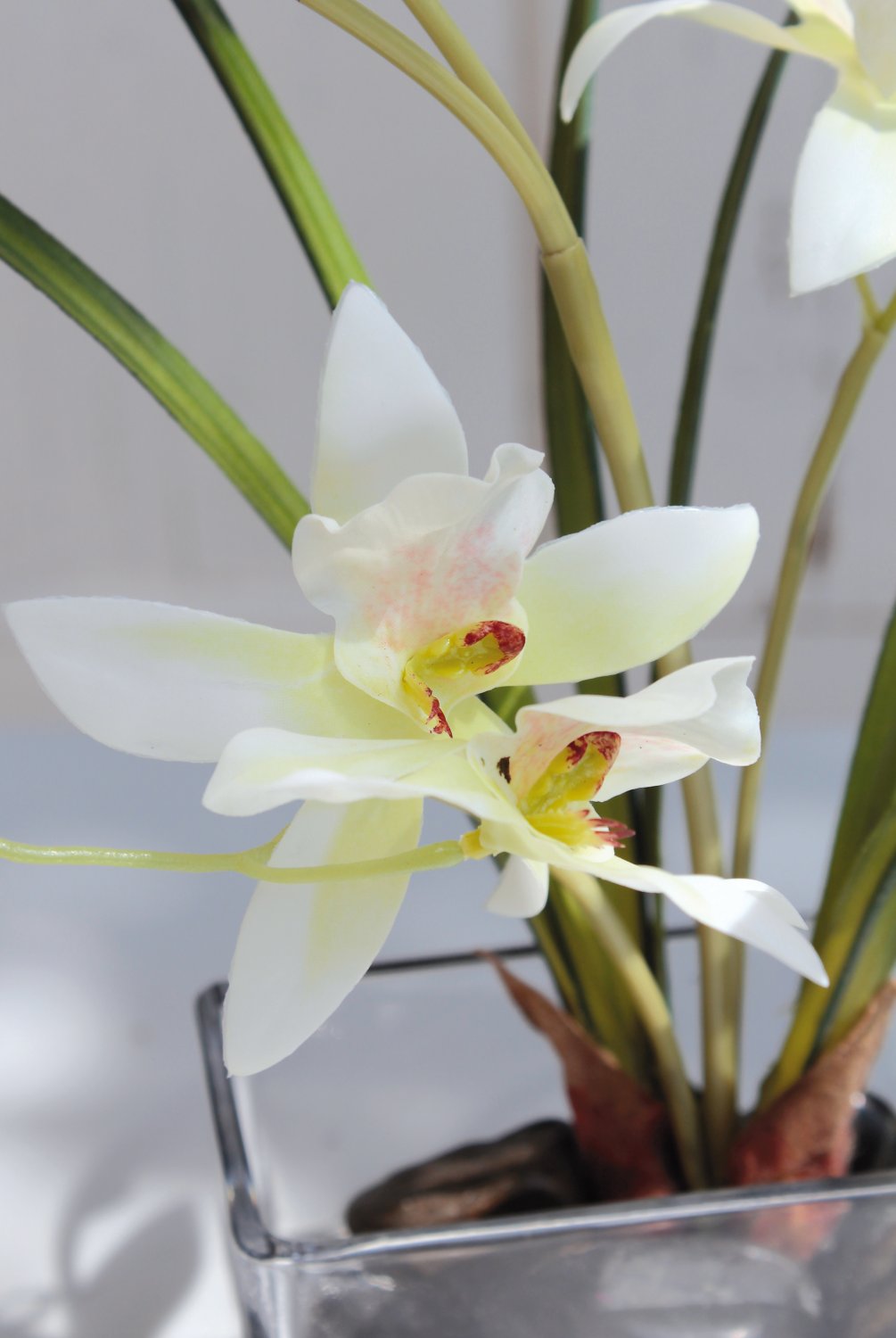 2571 708 a3 Искусственная орхидея дендробиум в стеклянном горшке, 40 см, real touch soft, бело-зеленая H-andreas  - Вид №4
