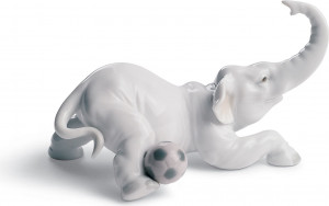 10669041 LLADRO Фигурка Lladro "Слоник-футболист" 15х8см Фарфор