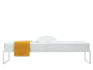 Окрашенная металлическая кровать